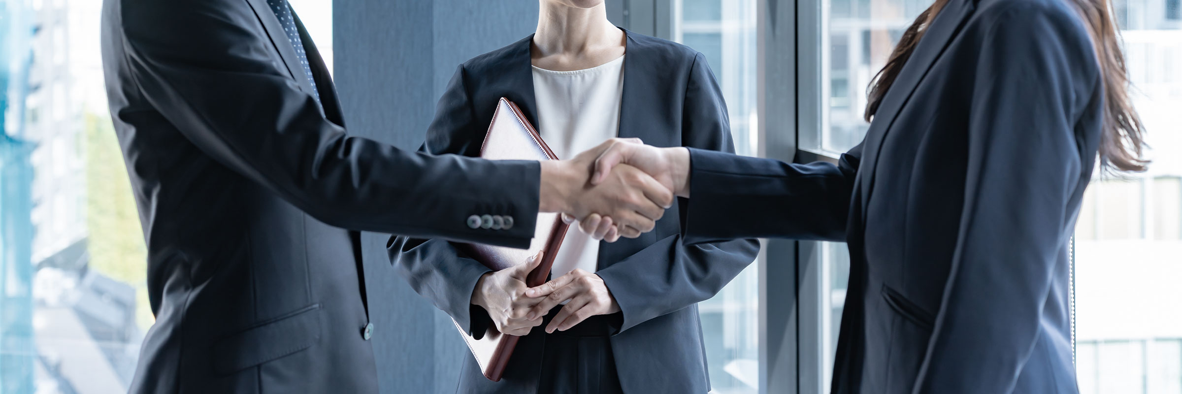 事業会社とスタートアップ等の企業が握手をしているイメージ